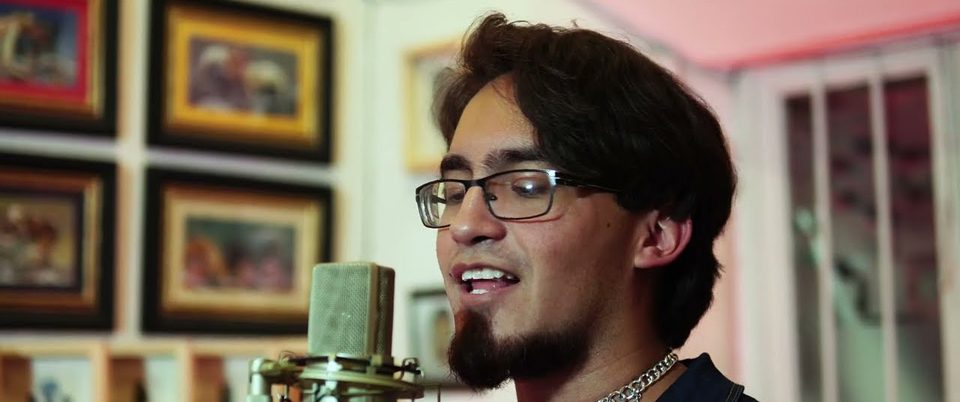 Hiza Hz grabando voz frente al micrófono de estudio